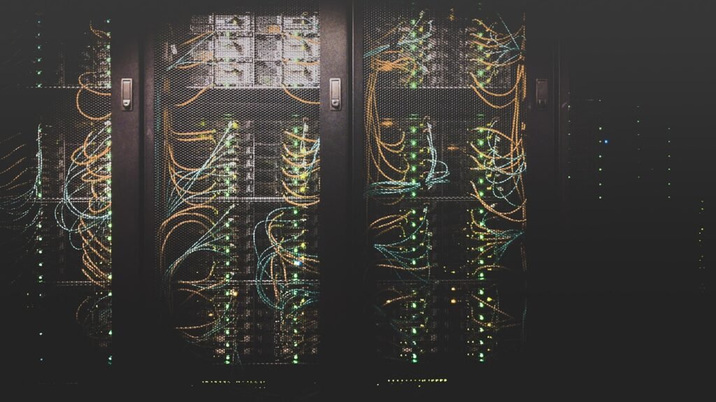 Racks de servidores iluminados con cableado de fibra óptica